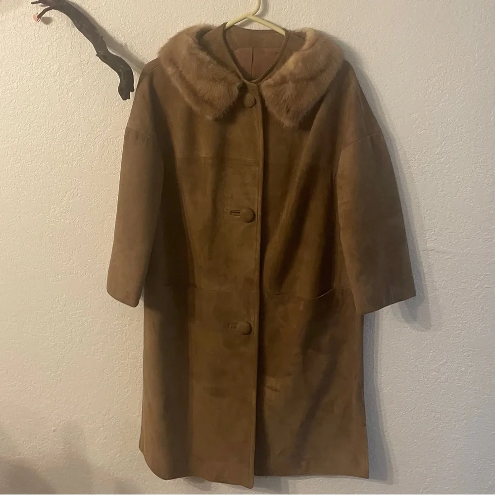 Elegant Tan Suede Coat with Faux Fur Collar - Picture 2 of 16